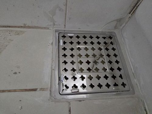 누수탐지 계량기와 실내 물자국을 점검하는 과정