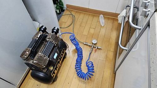 누수탐지 보수 후 건조 상태를 확인하는 욕실 벽면 점검 장면