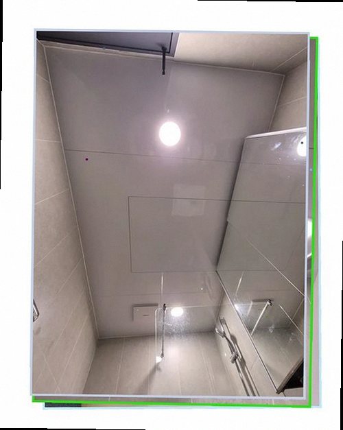 대전 동구 누수탐지 베란다 주변 물자국과 창호 하부 상태를 확인하는 모습