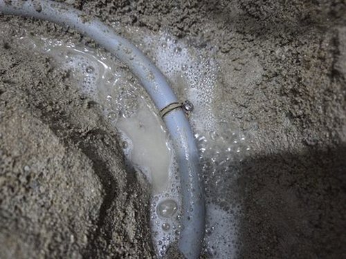 누수탐지 처치 전후 벽면 상태를 비교한 현장 사진