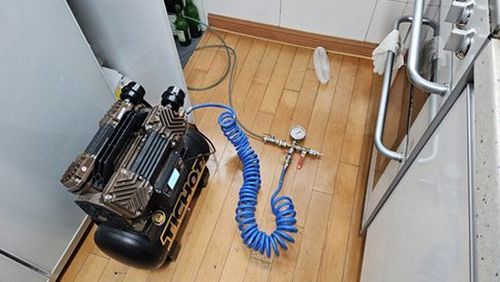 누수탐지 배관 점검 장비를 사용하는 현장 장면