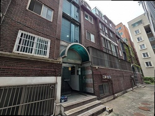 누수탐지 아파트 욕실 배관 연결부를 점검하는 장면