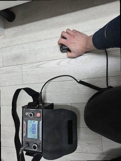 누수탐지 싱크대 하부장 바닥의 젖음 상태를 확인하는 장면
