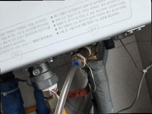 누수탐지 점검 기록과 계량기 상태를 확인하는 모습