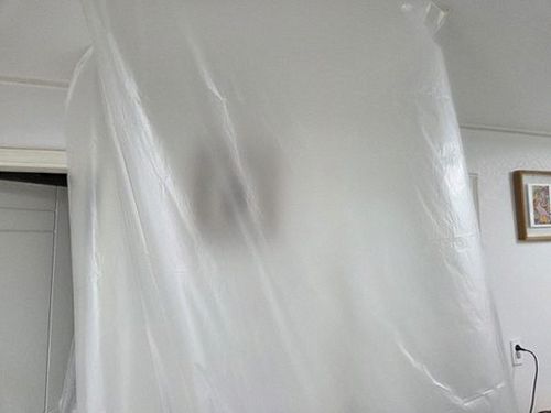 누수탐지 음향 탐지기와 열화상 카메라를 이용한 벽체 점검 장면