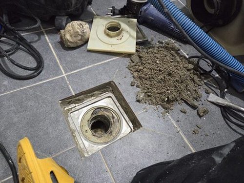 누수탐지 벽면 얼룩을 점검하는 장면