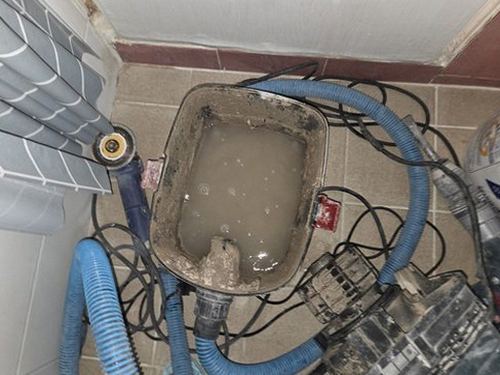 누수탐지 보수 완료 후 벽면과 배관 이음부를 확인하는 점검 장면