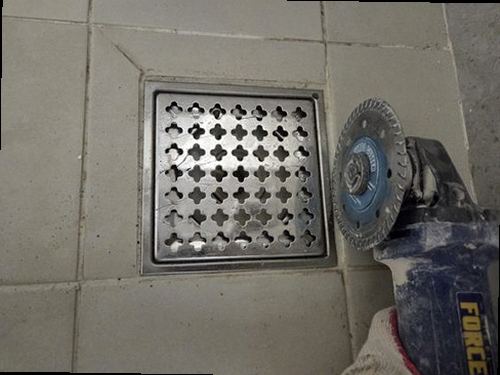 누수탐지 점검 장비로 바닥과 벽면의 수분 분포를 확인하는 모습
