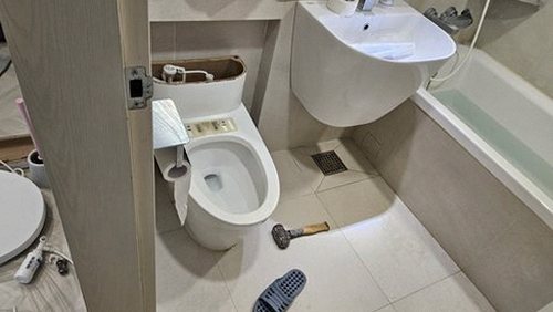 누수탐지 열화상 카메라로 배관 연결부 온도 차이를 확인하는 점검 장면