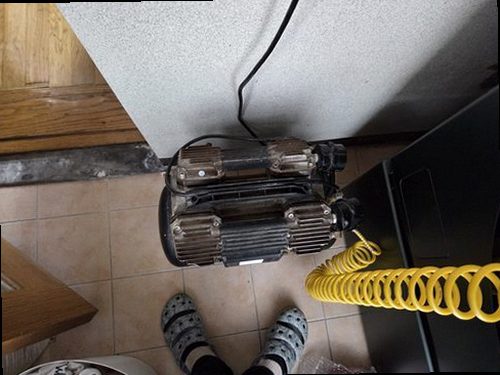 누수탐지 벽면 얼룩과 습도 변화를 확인하는 주택 누수 점검