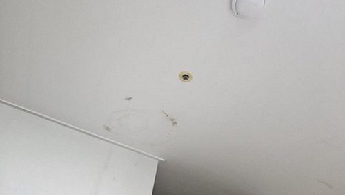 누수탐지 안방 천장 한쪽에 번진 갈색 얼룩과 들뜬 벽지 모서리
