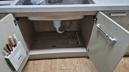 누수탐지 배수구와 배관 연결부를 점검하는 장면