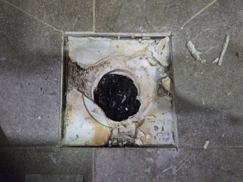 누수탐지 욕실 하부 배관을 점검하는 장면