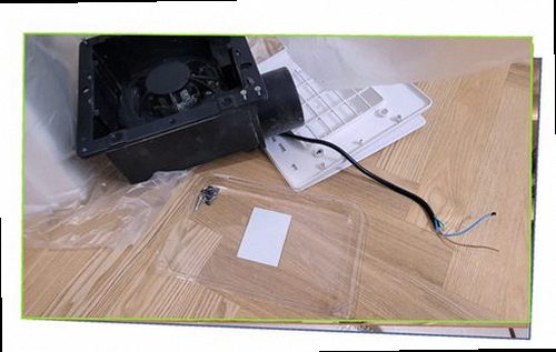 해운대구 누수탐지 물자국이 번진 거실 벽지와 주변 바닥 상태