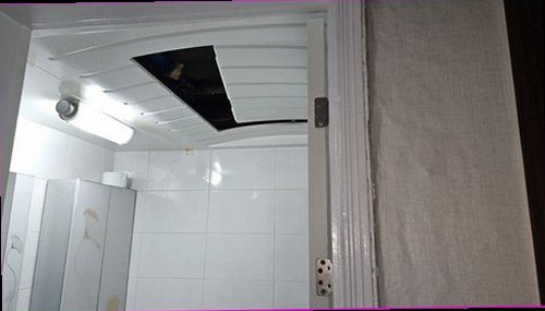 금산군 누수탐지 난방 분배기 주변 밸브와 바닥 상태를 확인하는 현장 점검 모습