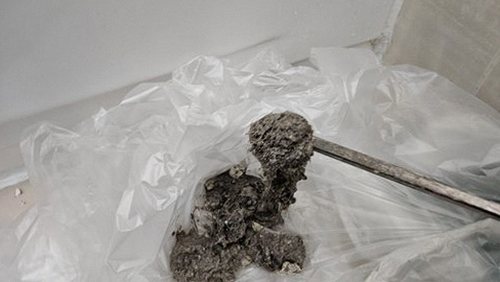 누수탐지 바닥 이음새와 욕실 배수구를 살펴보는 점검 장면