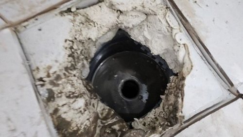 누수탐지 욕실 벽면 얼룩과 바닥 줄눈 변색을 관찰하는 현장 모습
