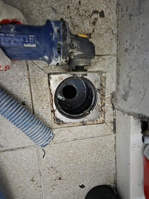 누수탐지 점검 결과를 정리한 기록지와 배관 도면을 검토하는 장면