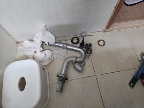 누수탐지 욕실 배관 점검 장면