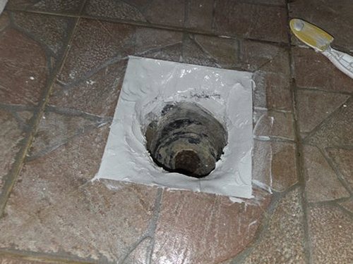 누수탐지 배관 경로와 실내 수분 상태를 단계적으로 확인하는 점검 장면