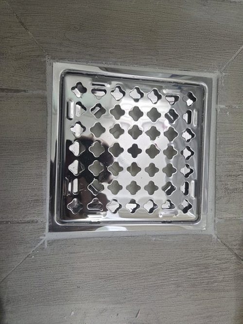 누수탐지 배관 점검 장비를 살펴보는 작업 현장