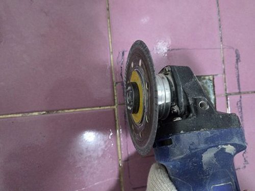 누수탐지 누수 점검 장비를 배관 구간에 배치해 소리와 압력 변화를 확인하는 모습