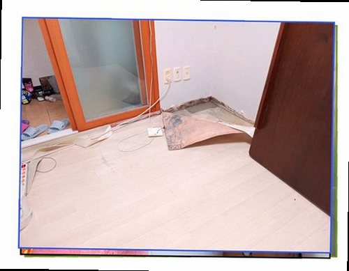 영등포구 누수탐지 수분 측정 장비로 벽체 상태를 확인하는 모습