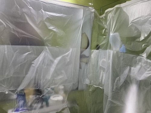 누수탐지 욕실 배관 주변을 점검하는 모습