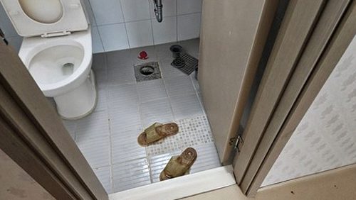 누수탐지 욕실 하부 배관 주변의 습기 흔적을 살피는 점검 장면