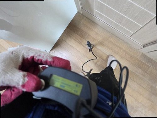 누수탐지 건물 내부 벽면과 바닥의 누수 흔적을 점검하는 모습