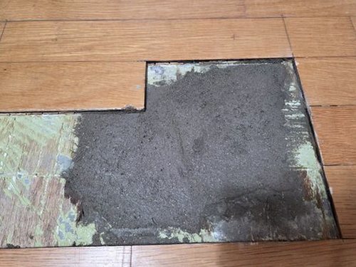 누수탐지 천장 모서리에 번진 누런 얼룩과 들뜬 벽지 이음매