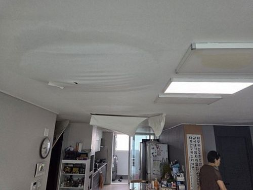 누수탐지 누수 점검 장비를 설치한 아파트 욕실 벽면