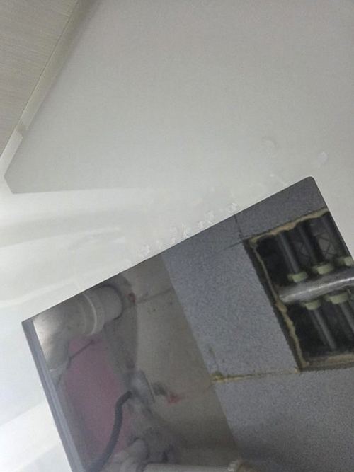 누수탐지 벽면 얼룩 확인 장면