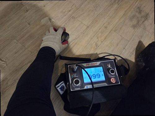 기장군 누수탐지 벽과 바닥의 물자국 위치를 확인하는 점검 장면