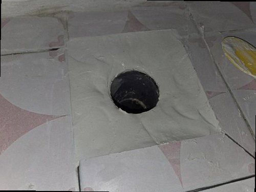 누수탐지 계량기 변화와 외벽 접합부를 각각 점검하는 모습