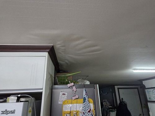 누수탐지 시간대별 습도 수치를 기록하는 측정 장면