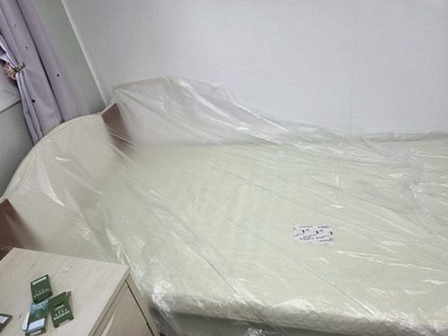 누수탐지 보수 후 건조 상태를 확인하는 욕실 벽면