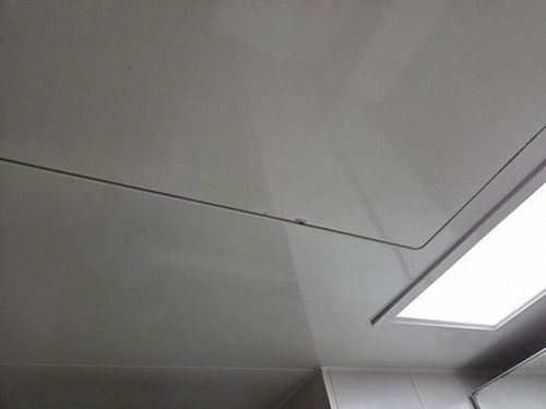 누수탐지 누수 흔적과 점검 기록을 함께 확인하는 모습