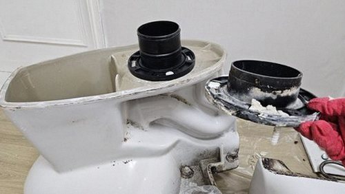 누수탐지 점검 결과 기록지를 확인하는 장면