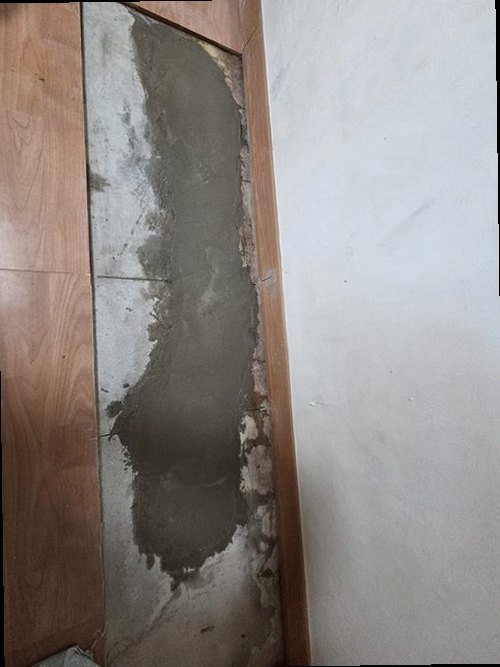 금정구 누수탐지 천장 얼룩과 조명 주변의 습기 흔적을 살피는 점검 장면