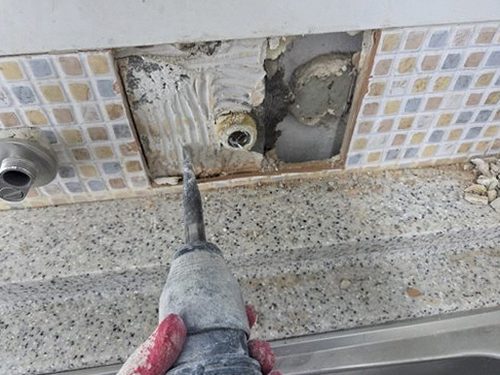 누수탐지 볼 조인트 패킹을 교체하고 이음부를 점검하는 장면