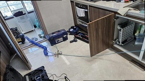 사하구 누수탐지 괴정동 빌라 2층 주방 바닥장 안쪽 시공 후기 사진