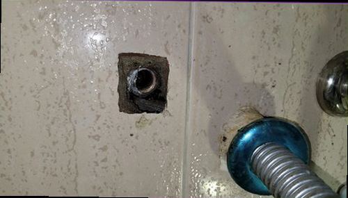 광주 누수탐지 배관과 벽면 상태를 함께 점검하는 모습