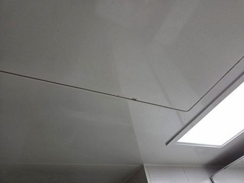 누수탐지 천장 모서리에 생긴 물자국을 점검하는 모습