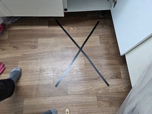 누수탐지 배수 경로와 연결부 주변을 확인하는 공동주택 점검 모습