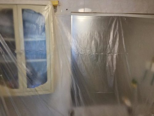 누수탐지 적외선 카메라로 벽면의 젖은 구역을 확인하는 장면