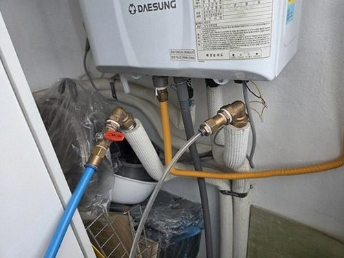 누수탐지 압력 확인과 탐지 장비 점검을 비교하는 모습