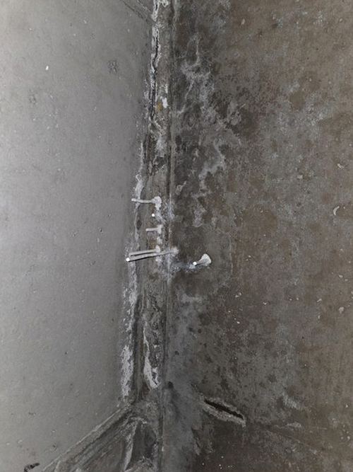 누수탐지 벽면 얼룩 부위를 측정 장비로 점검하는 현장 모습