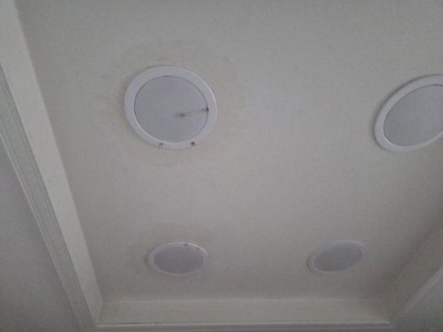 누수탐지 누수 탐지 장비로 배관 주변을 확인하는 장면