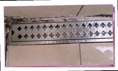 양평 누수탐지 점검 장비로 욕실 바닥과 벽면 상태를 확인하는 모습